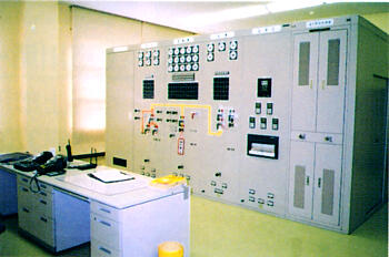 室牧発電所の配電盤室の写真