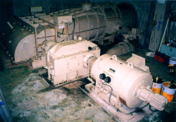 若土発電所の水車発電機の写真
