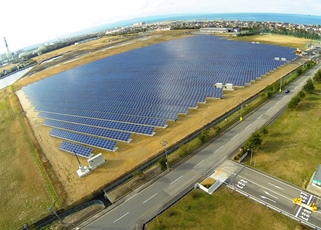 富山新港太陽光発電所の外観写真