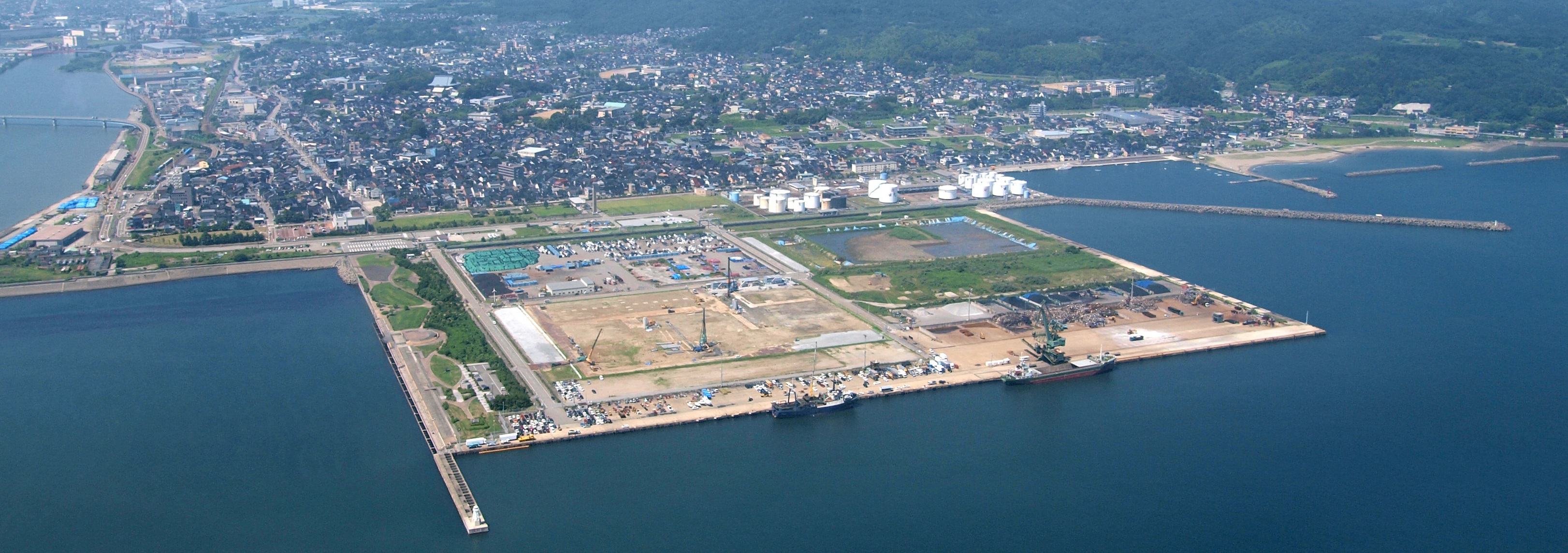 伏木外港国際物流ターミナルの写真