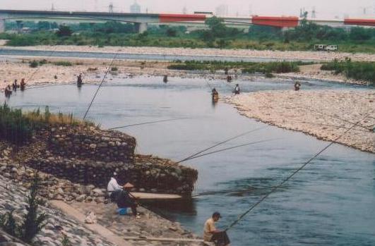 神通川でアユ釣りを楽しむ遊漁者