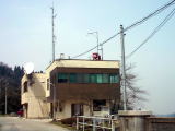 上市川ダム管理事務所の建物を南側から撮影した画像