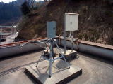 上市川ダム管理事務所雨量局の屋上設備を撮影した画像