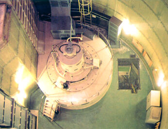 上市川第二発電所の発電機を上方から撮影した写真