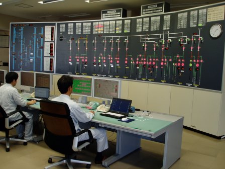 発電制御所監視室の写真