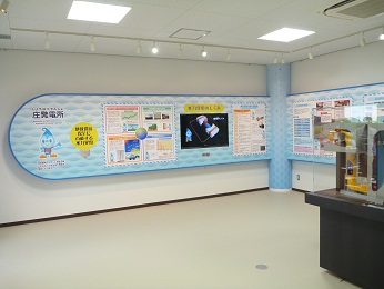 電気棟内の展示スペースの写真