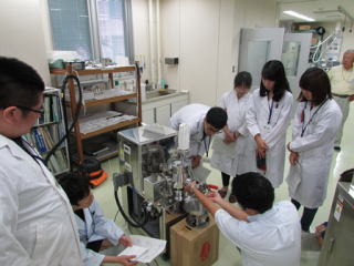 製剤実習の様子1