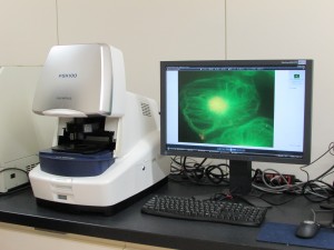 ボックス型蛍光顕微鏡の写真