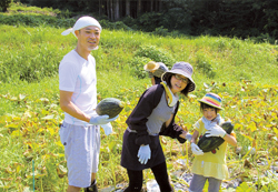 特産の五箇山かぼちゃや合掌みょうがの<br/>
収穫を楽しむ参加者たち