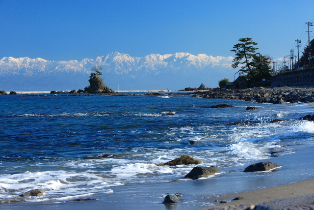 雨晴海岸から望む立山連峰