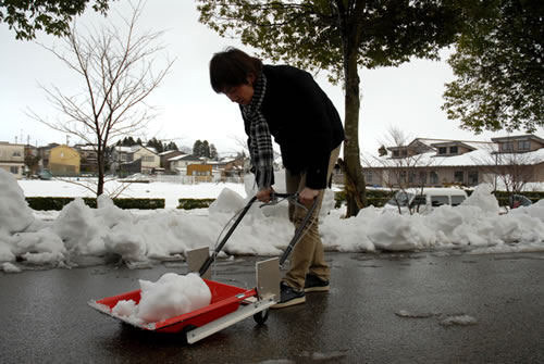 元気な雪国づくり事業でスノーダンプの改良に取り組む富山県立大学発明倶楽部写真
