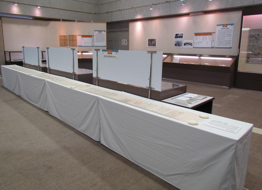 「大日本帝国憲法(複製)」（国立公文書館所蔵）の展示風景