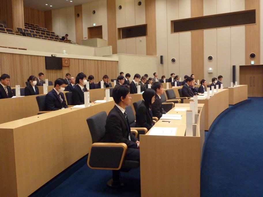 代用質問を聞く様子