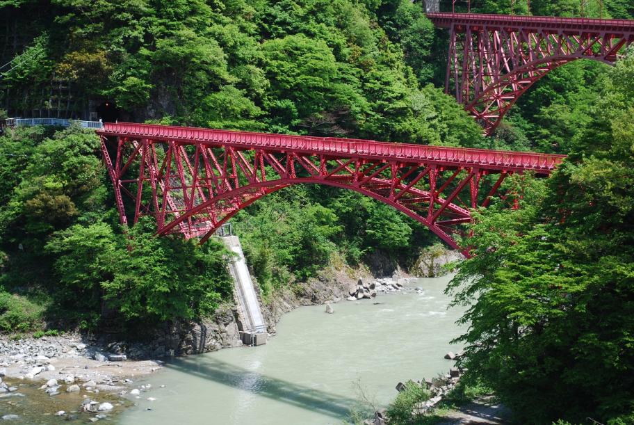 下流から撮影した旧山彦橋。奥に見える橋は新山彦橋。