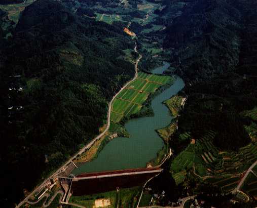 白岩川ダムを上空から撮影した画像