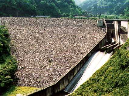 角川ダムを遠方から撮影した画像