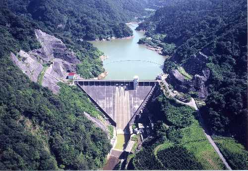 熊野川ダムを上空から撮影した画像