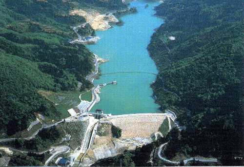 上市川第二ダムを上空から撮影した画像