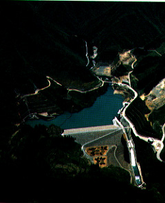 布施川ダムを上空から撮影した画像