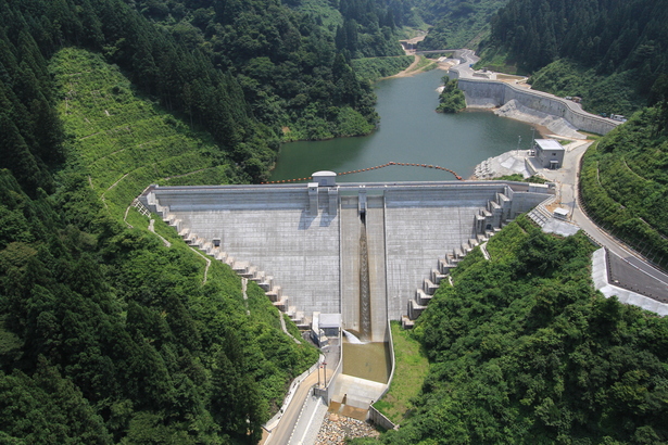 舟川ダムを上空から撮影した画像