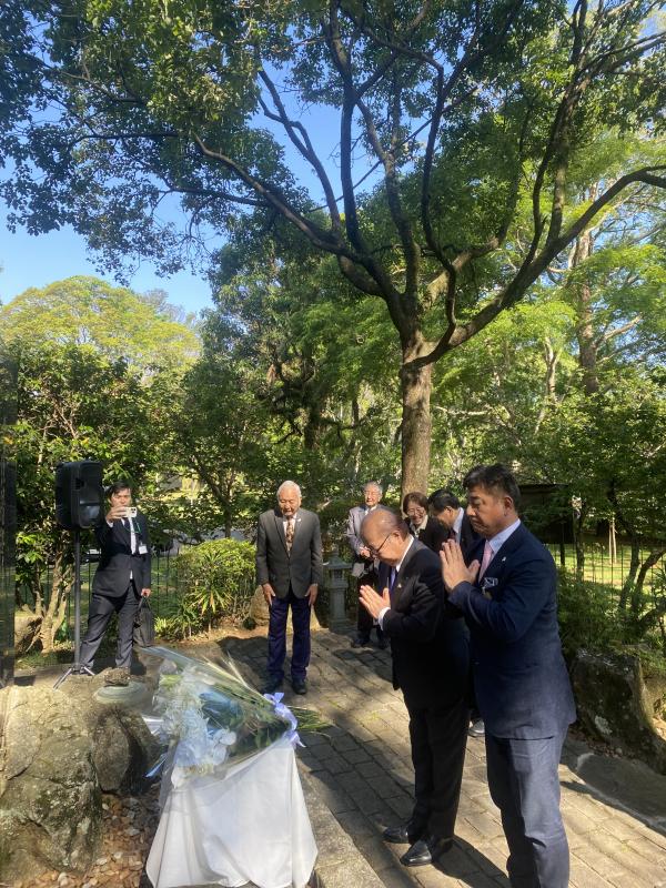 先没者慰霊碑参拝