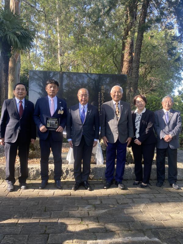 先没者慰霊碑記念撮影