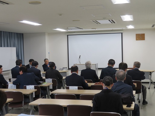 会場