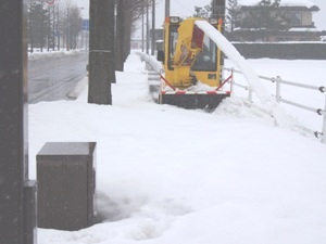 小型除雪車による歩道除雪の様子
