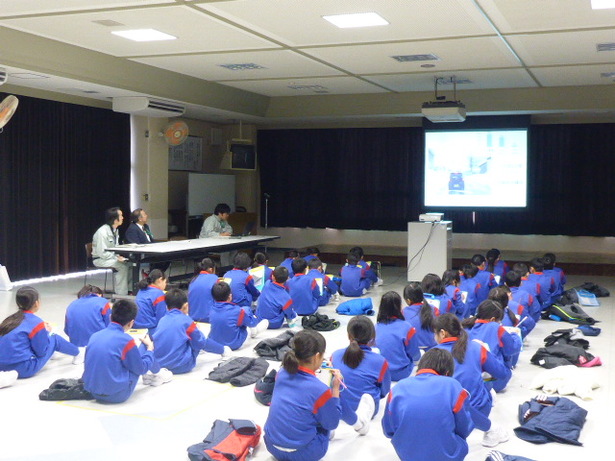 小矢部に降った雪の記録や除雪に携わる人について学ぶ蟹谷小学校4年生