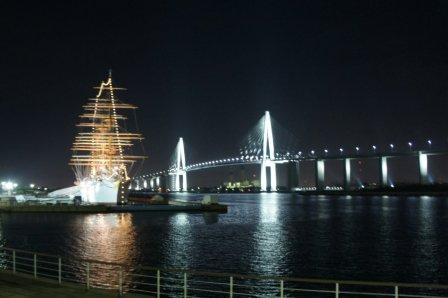 新湊大橋と海王丸（ライトアップ）
