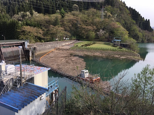 和田川ダムの湖面にゴミが浮いている様子