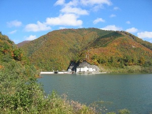秋の貯水池