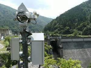 ダム下流に設置されたCCTVカメラ