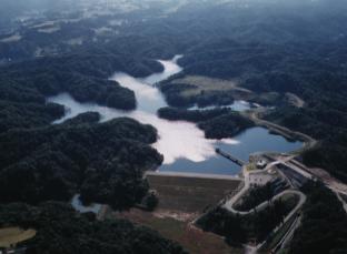 古洞ダムを上空から撮影した画像