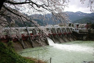 庄川合口ダムを下流から撮影した画像