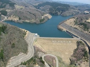 五位ダムを上空から撮影した画像
