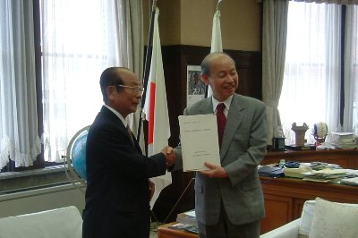 石井知事に報告書及び提言書を提出する長井委員長