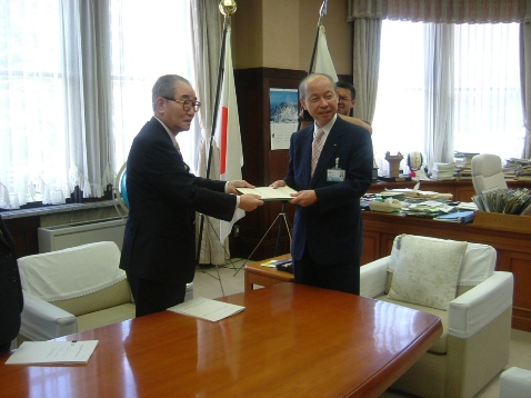 5月19日　知事室にて　八嶋会長から石井知事に報告書と提言を提出