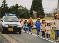 児童下校時間中に巡回する青色回転灯装備車両