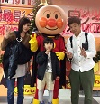 山口さん　子どもと一緒に記念写真